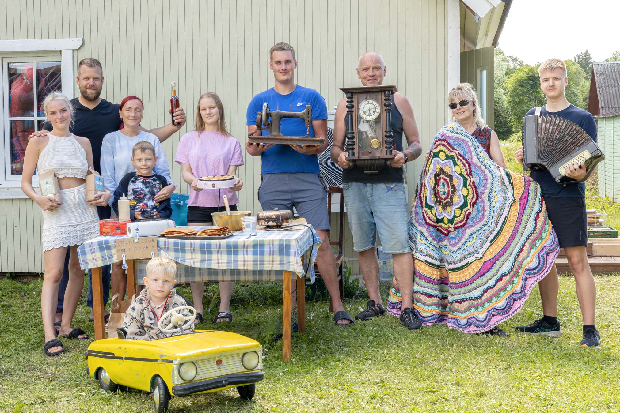 Paju talu hoovimüügis osales kirju seltskond. Üheskoos toimetasid Katriin Mumma (vasakult), Hanno Kroon, Anu Olesk, Rasmus Olesk, Janeleen Oknov, Romet Kivi, Aivar Ait, Enna Kroon, Carl-Robin Ruotsi ja Randen Mumma (ees). Fotod: AIGAR NAGEL